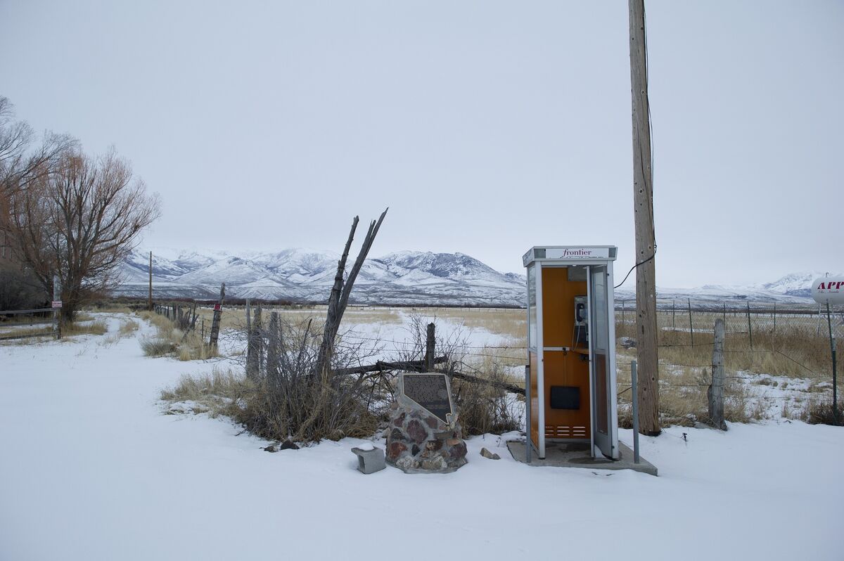 Frontier Weighs Sale of ExVerizon Landline Assets Bloomberg