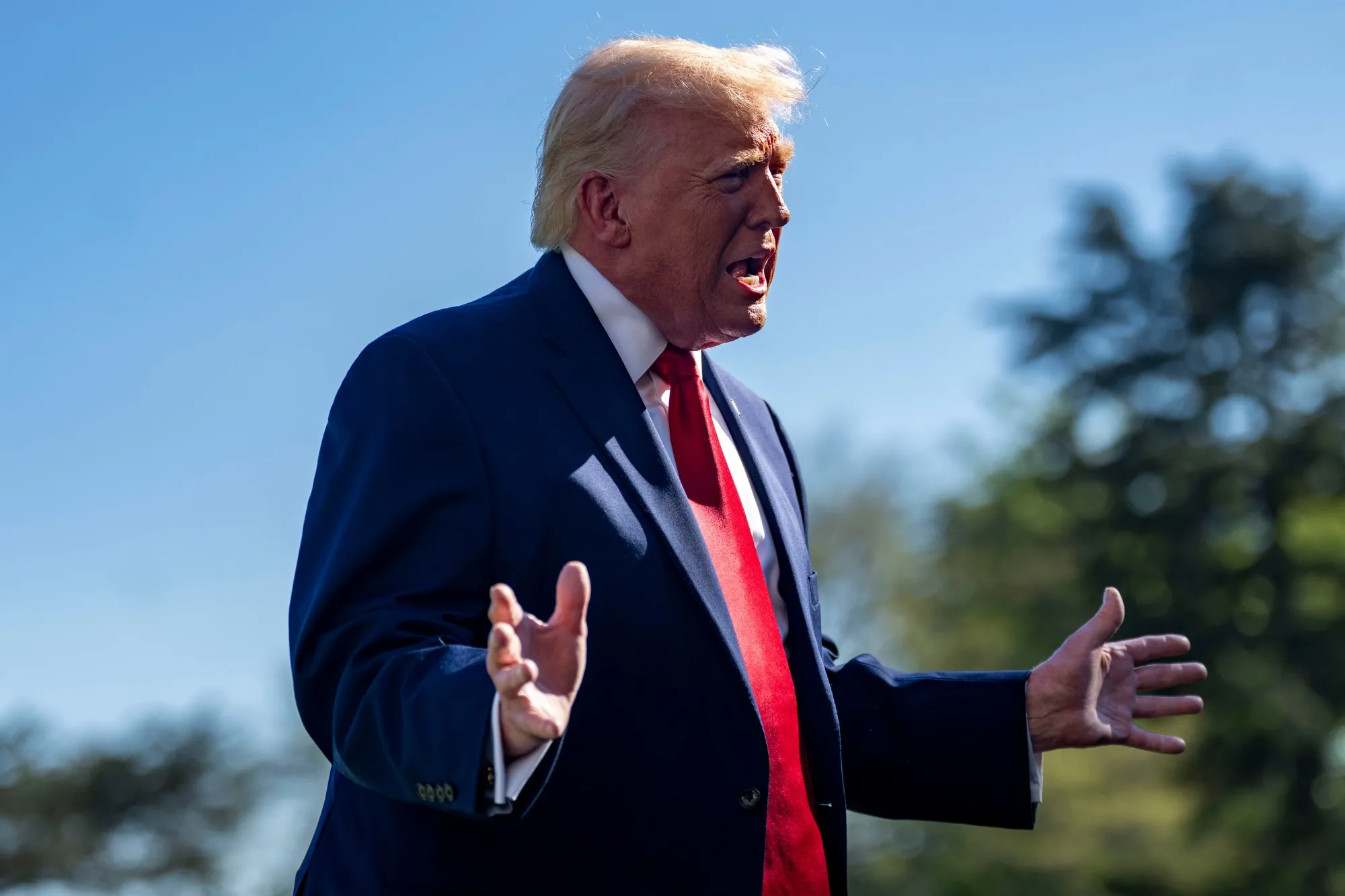 ホワイトハウスで報道陣の取材に答えるトランプ米大統領（4月11日）