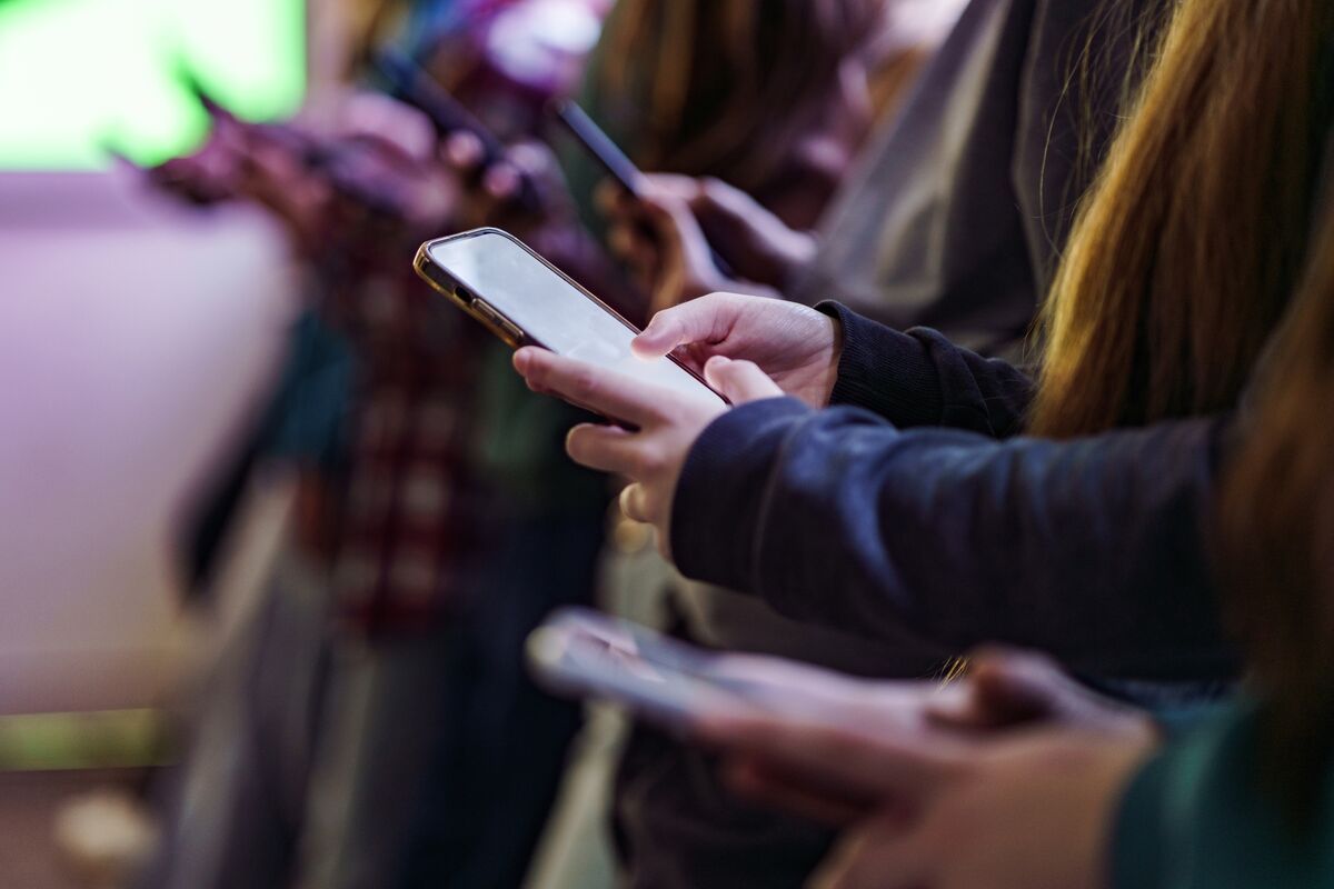 Spain’s Sánchez Says Musk Is Damaging Mental Health of Teens