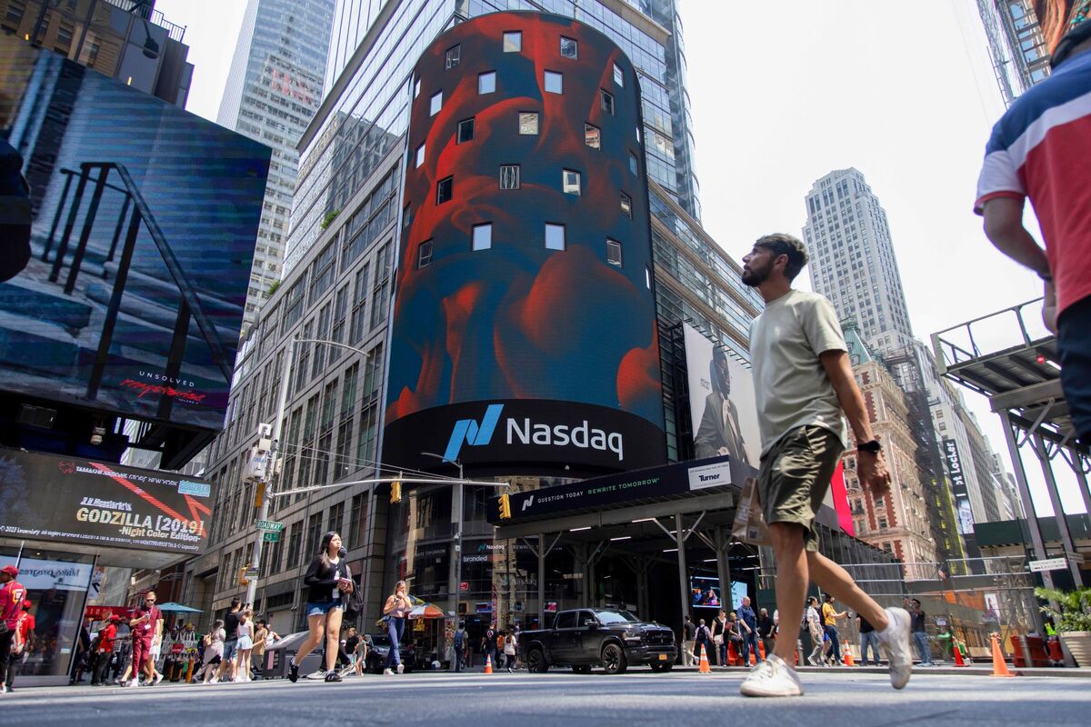 Global Stock Market Selloff: Big Tech Traders Brace for More Swings ...
