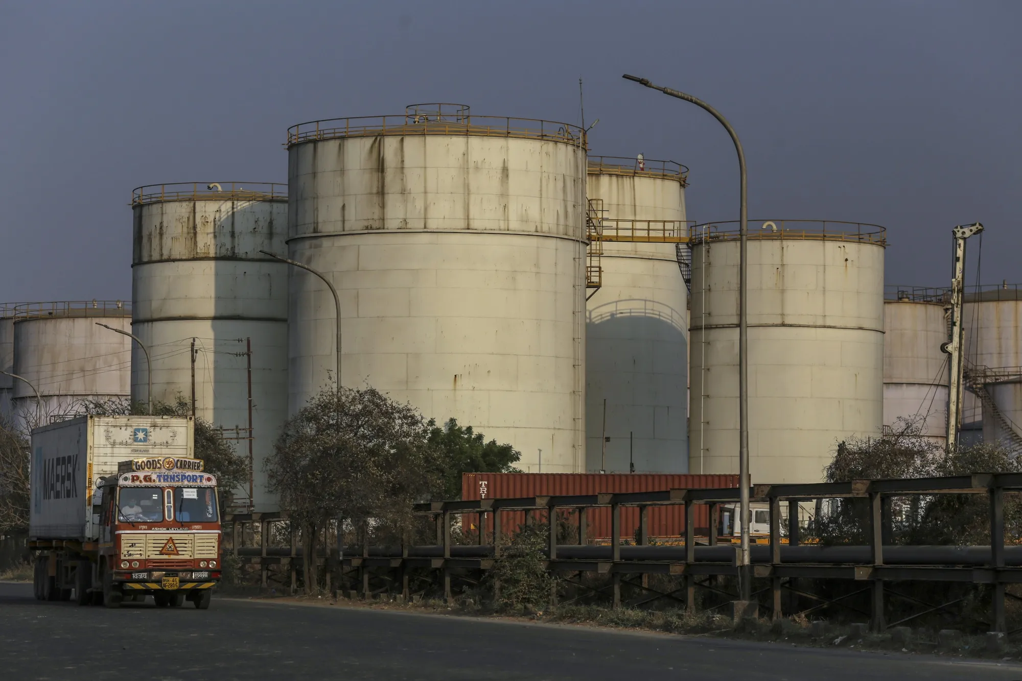 India Slashes Oil-Refining as More Cuts Seen on Lockdown 