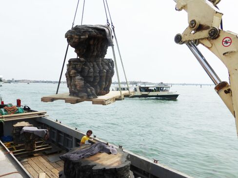 First the sculptures had to be unloaded from boats onto the Riva dei Sette Martiri.