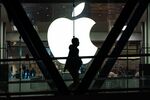 Apple Cuts Outlook as Chinese Slowdown Hits Demand for IPhones