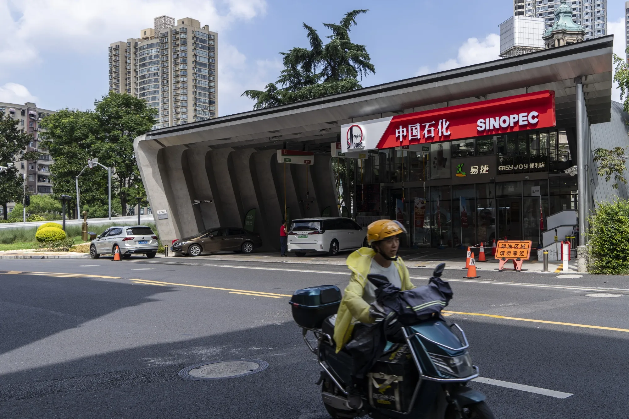 A Sinopec gas station in Shanghai.