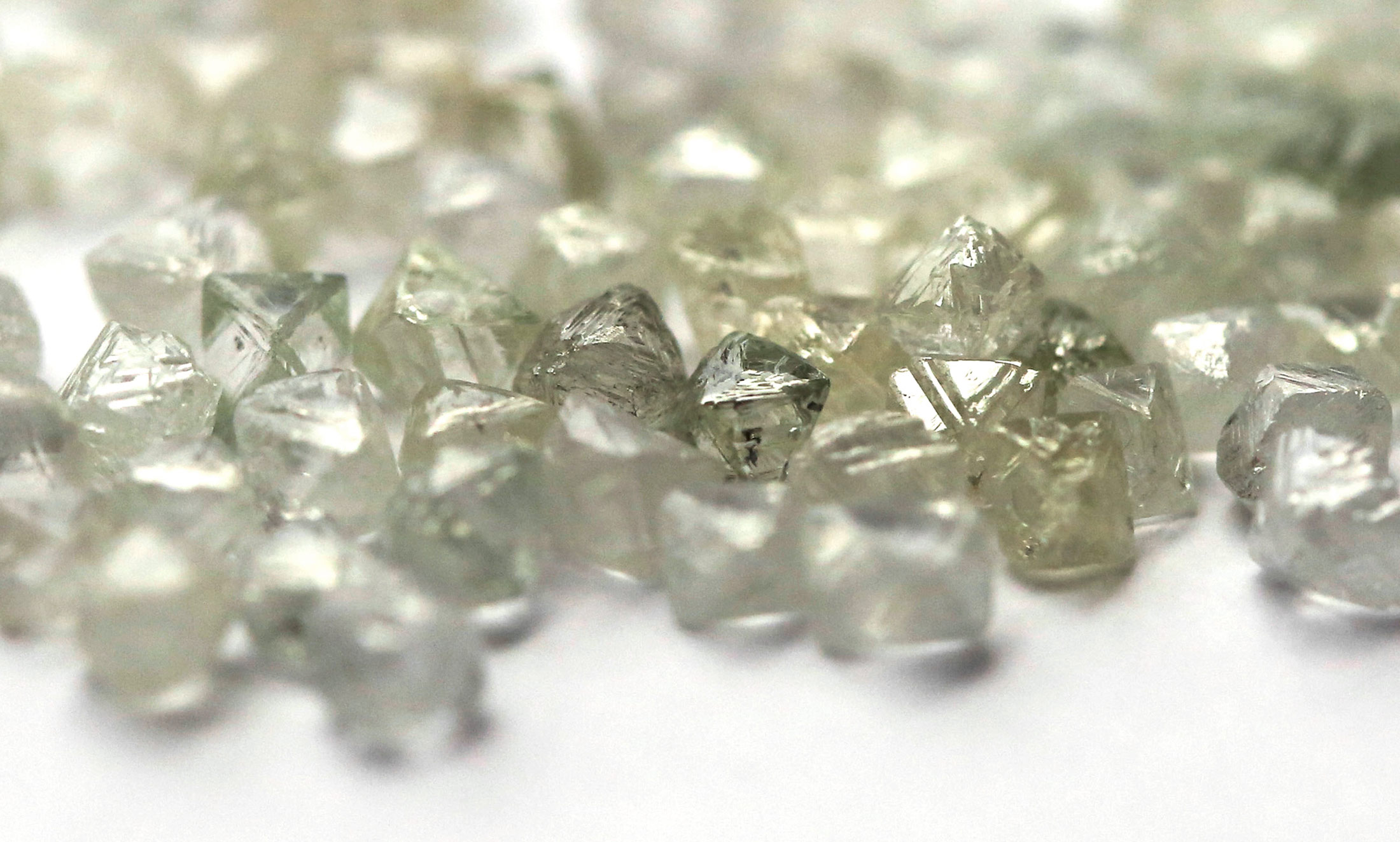 Diamond Miners Meet in Private to Discuss Fake Gems Issue - Bloomberg