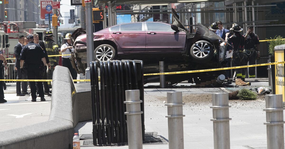 One Dead After Car Plows Into Times Square Crowd; Terrorism Not