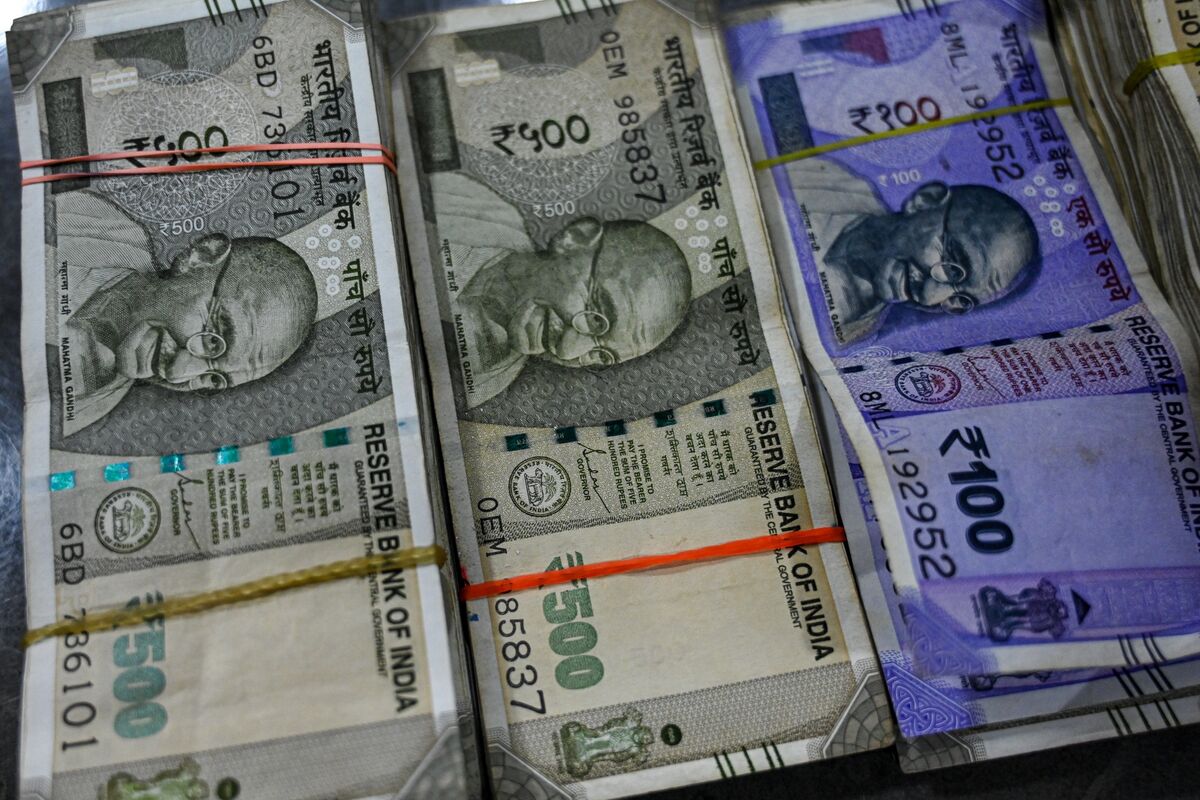 India Rupee Climbs on Oil Relief, Central Bank Valuation Comment