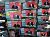 Οι δημόσιες οθόνες ως ηγέτης της Κίνας Xi Jinping Εκφωνούν ομιλία στο Σενζέν