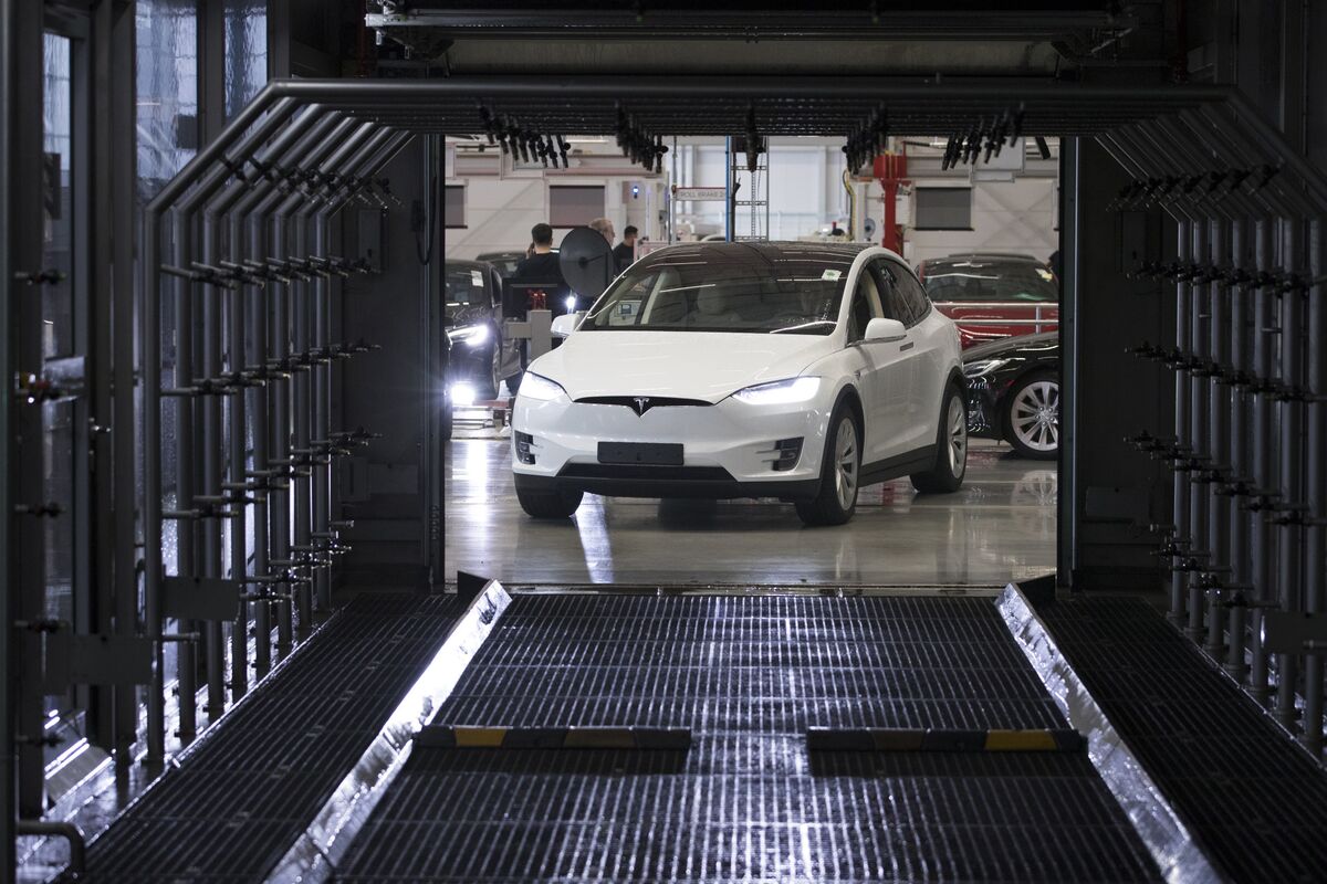 Tesla Manager Says Confidentiality Is Required of All Employees - Bloomberg