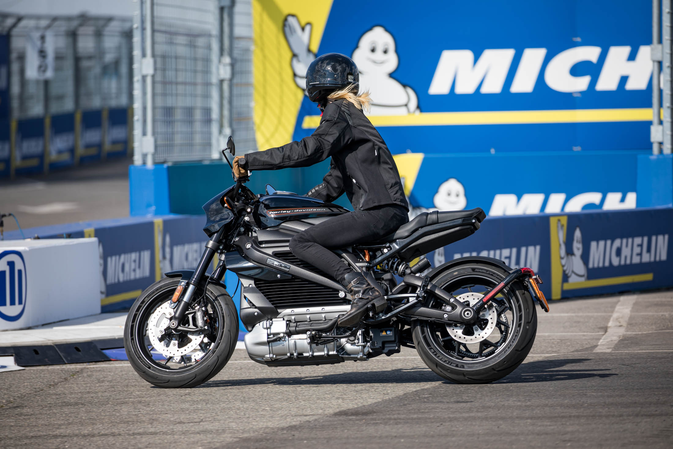 Join us for our first ride on the first electric Harley, the LiveWire -  Video - CNET