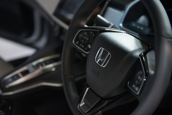 Honda Unveils Hydrogen-powered Clarity Fuel Cell Vehicle To Japanese Market 