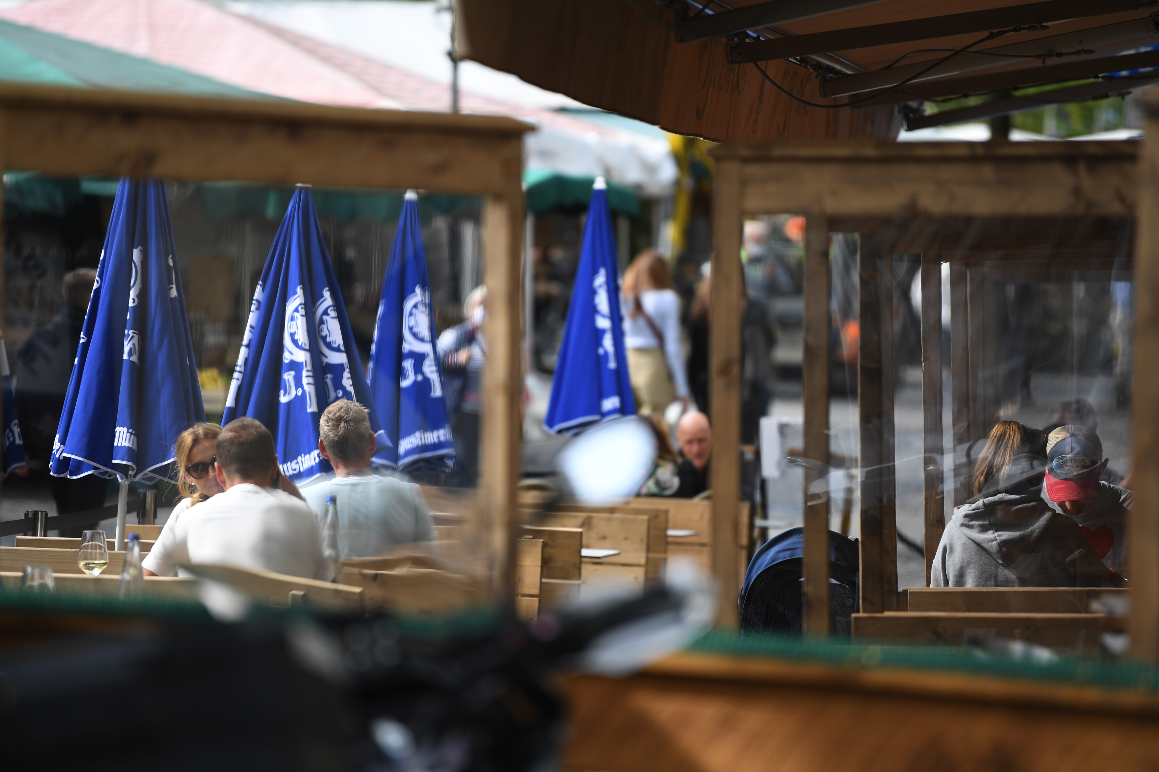 Partition screens&nbsp;divide customers&nbsp;on an outdoor restaurant terrace in Munich, on Sept. 24.
