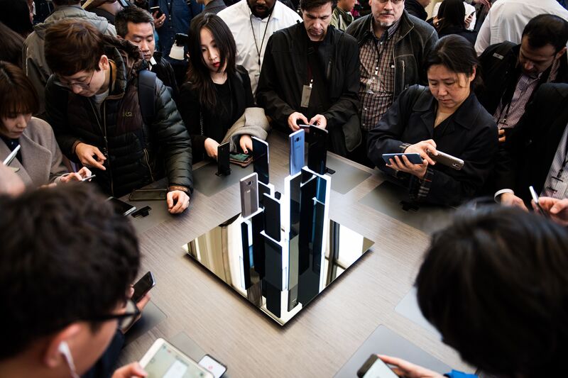 Peserta melihat Samsung Galaxy S8 + smartphone selama Samsung Belum dirilis acara peluncuran produk di New York.  Fotografer: Mark Kauzlarich / Bloomberg