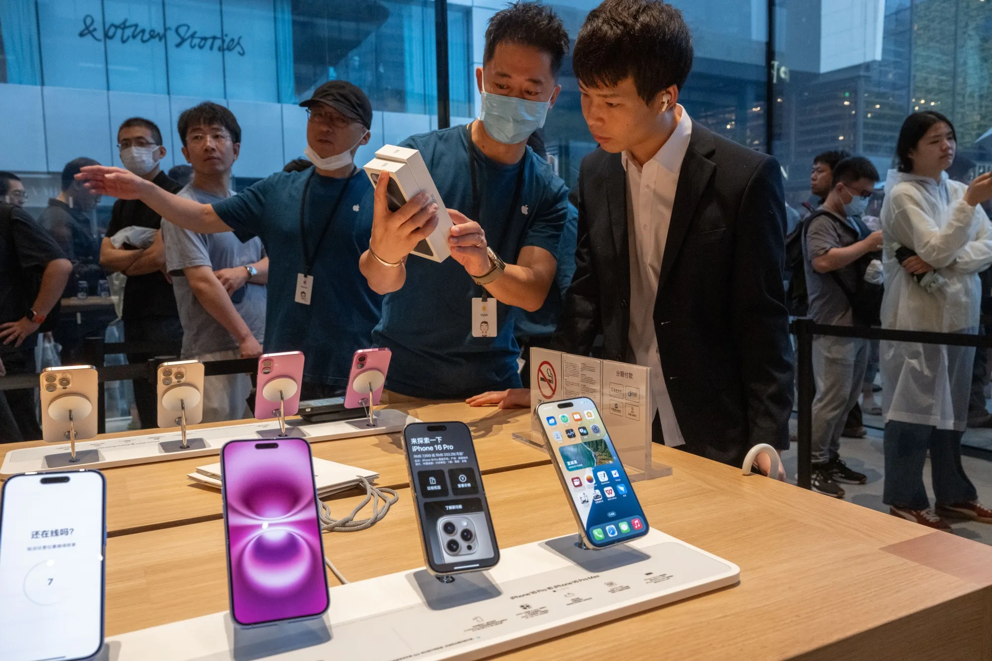 Un dependiente atiende a un cliente en la tienda Apple Sanlitun de Pekín el 20 de septiembre.