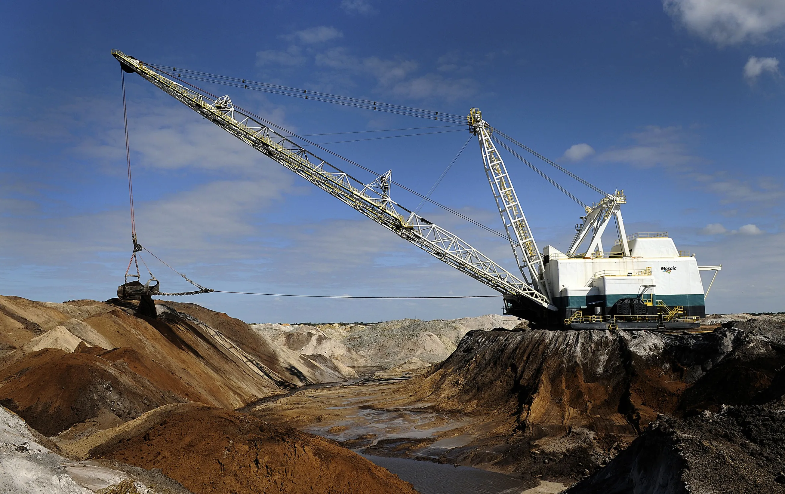 A Mosaic Co. dragline carves out phosphate matrix in Tampa, Florida.