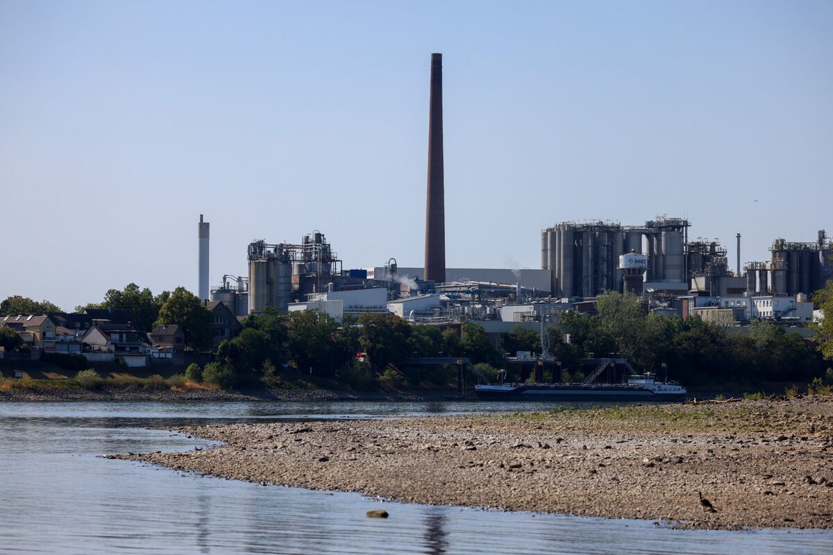 German Industry Is Better Prepared for Low Rhine Levels, Bloomberg Economics Says