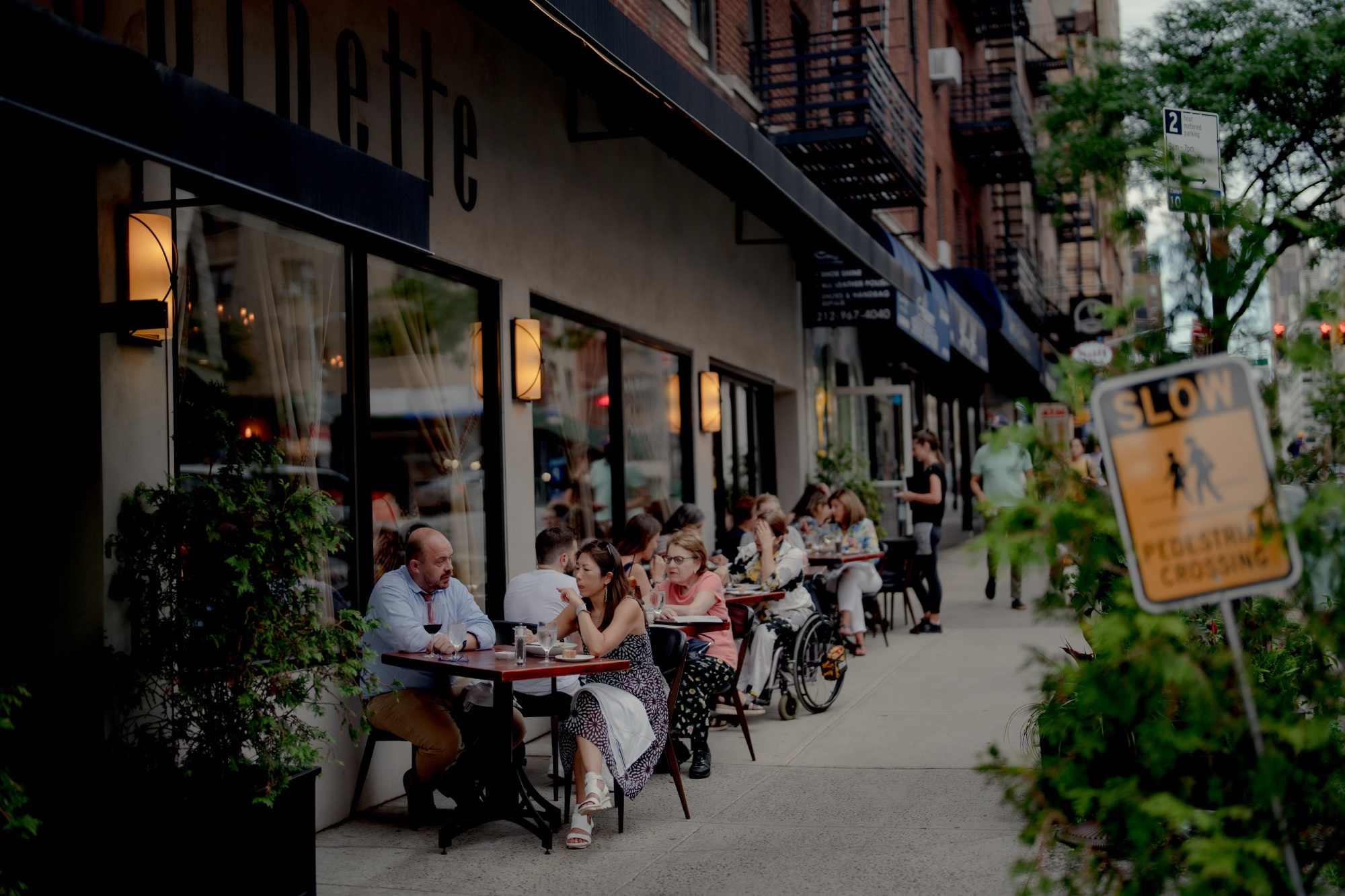 Real-Life 'Friends' Building in NYC Draws Crowds, Annoying Restaurant Owner