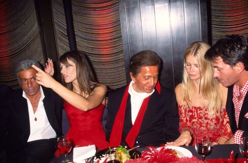 Italian designer Valentino (center) with (from left) business partner Giancarlo Giammetti, Elizabeth Hurley, Claudia Schiffer, and Tim Jeffries at the Four Seasons restaurant in 2000.