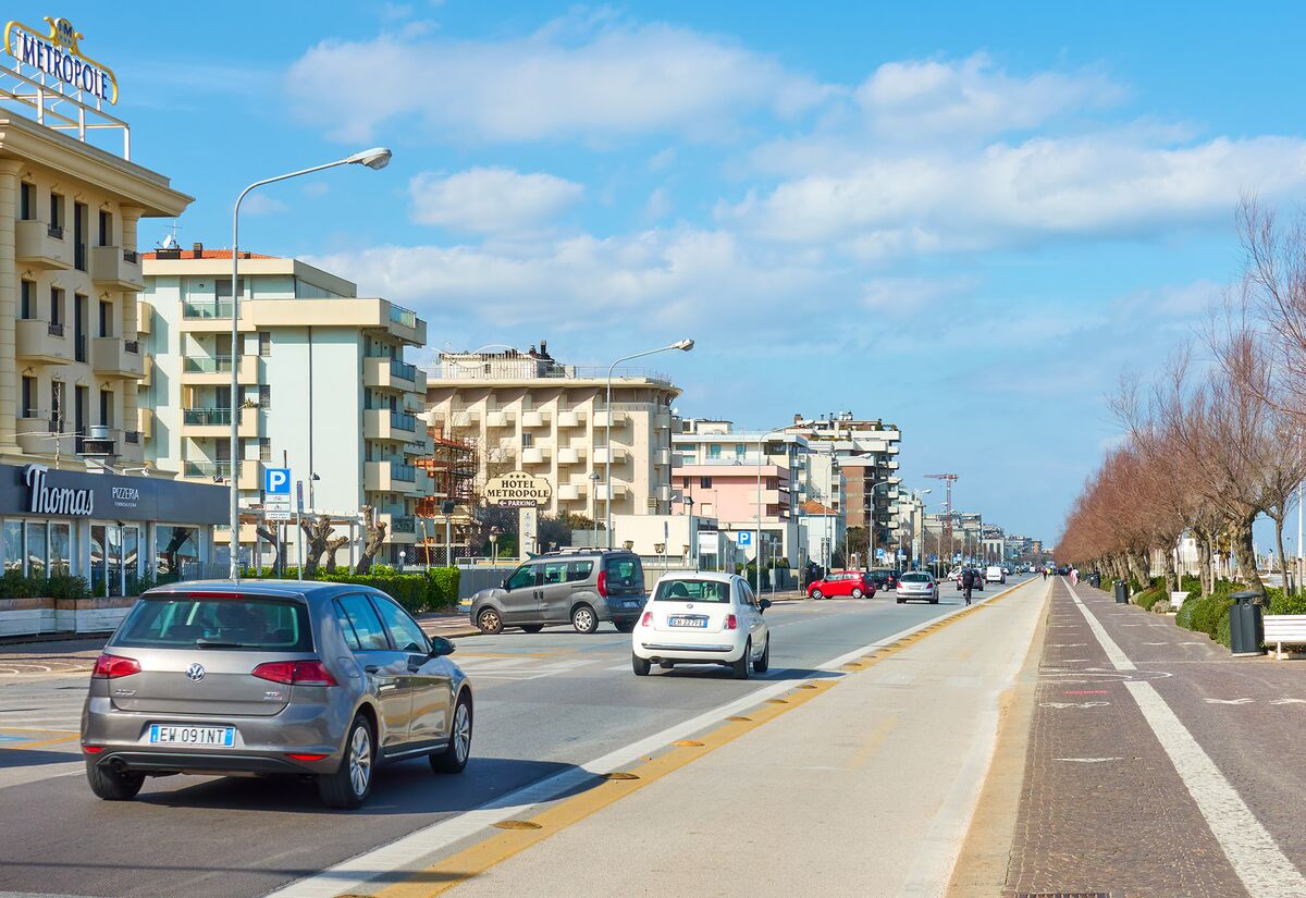 Police: 5 in Italy Slashed With Knife; Suspect Arrested thumbnail