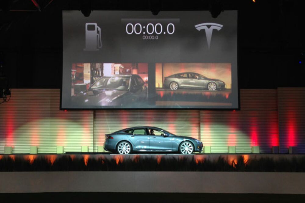 Gone In 90 Seconds Teslas Battery Swapping Magic Bloomberg