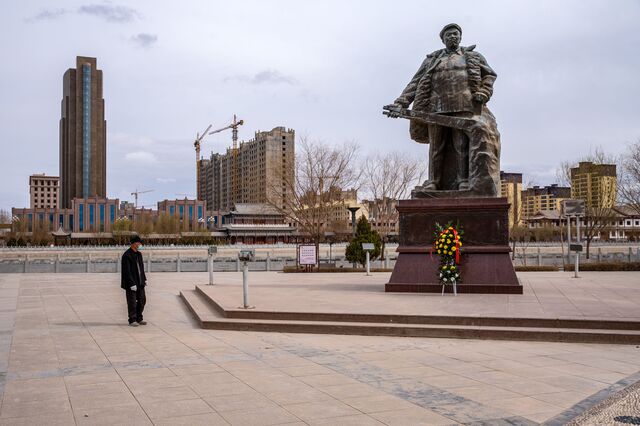  Even Iron Man Wang has joined the relocation to the new city, reminding a new generation of the old days.