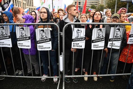 As Putin’s Popularity and the Economy Dip, Protests Pop Up Across Russia