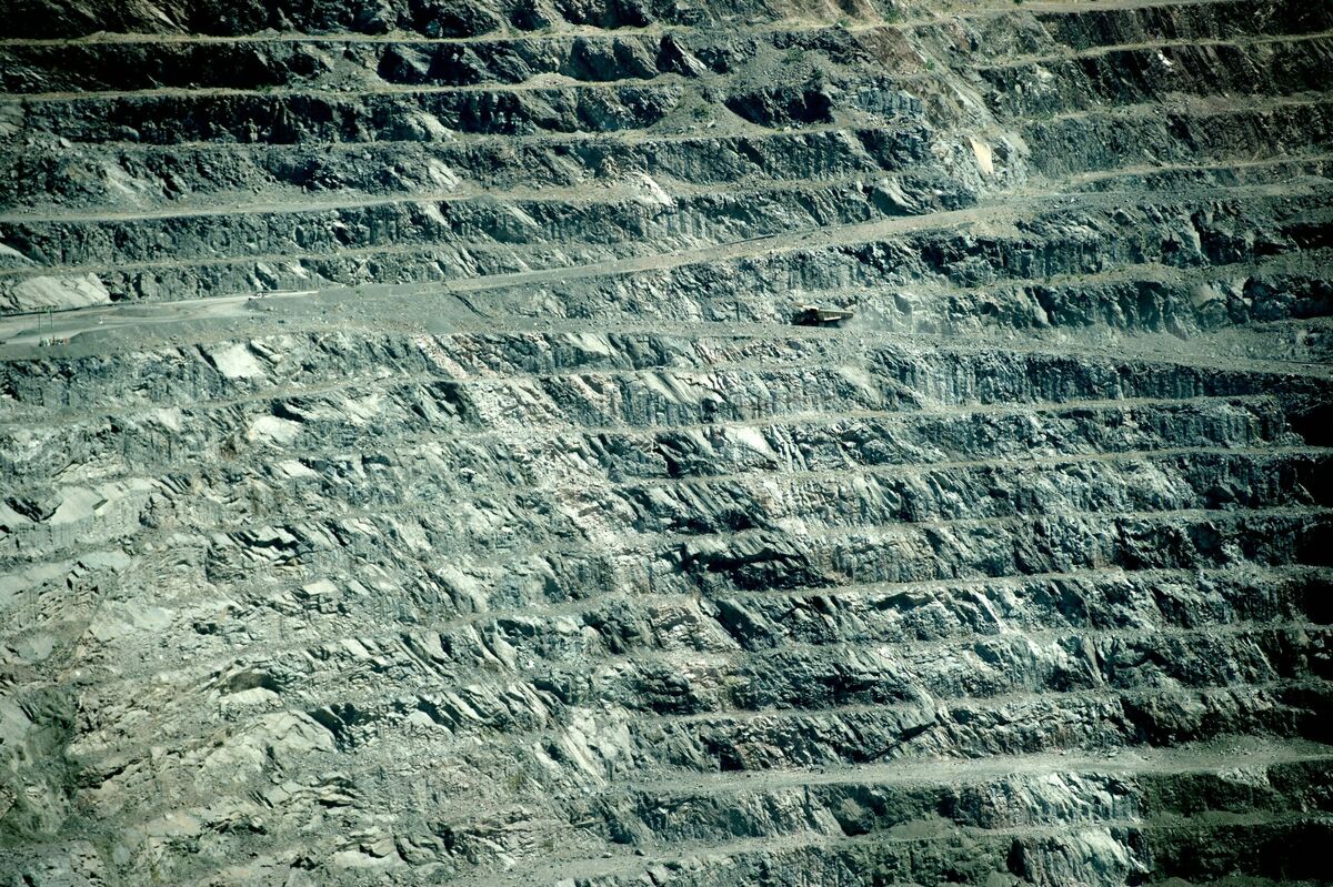 bloomberg.com - Thomas Biesheuvel - De Beers to Shutter South African Diamond Mine to Save Cash