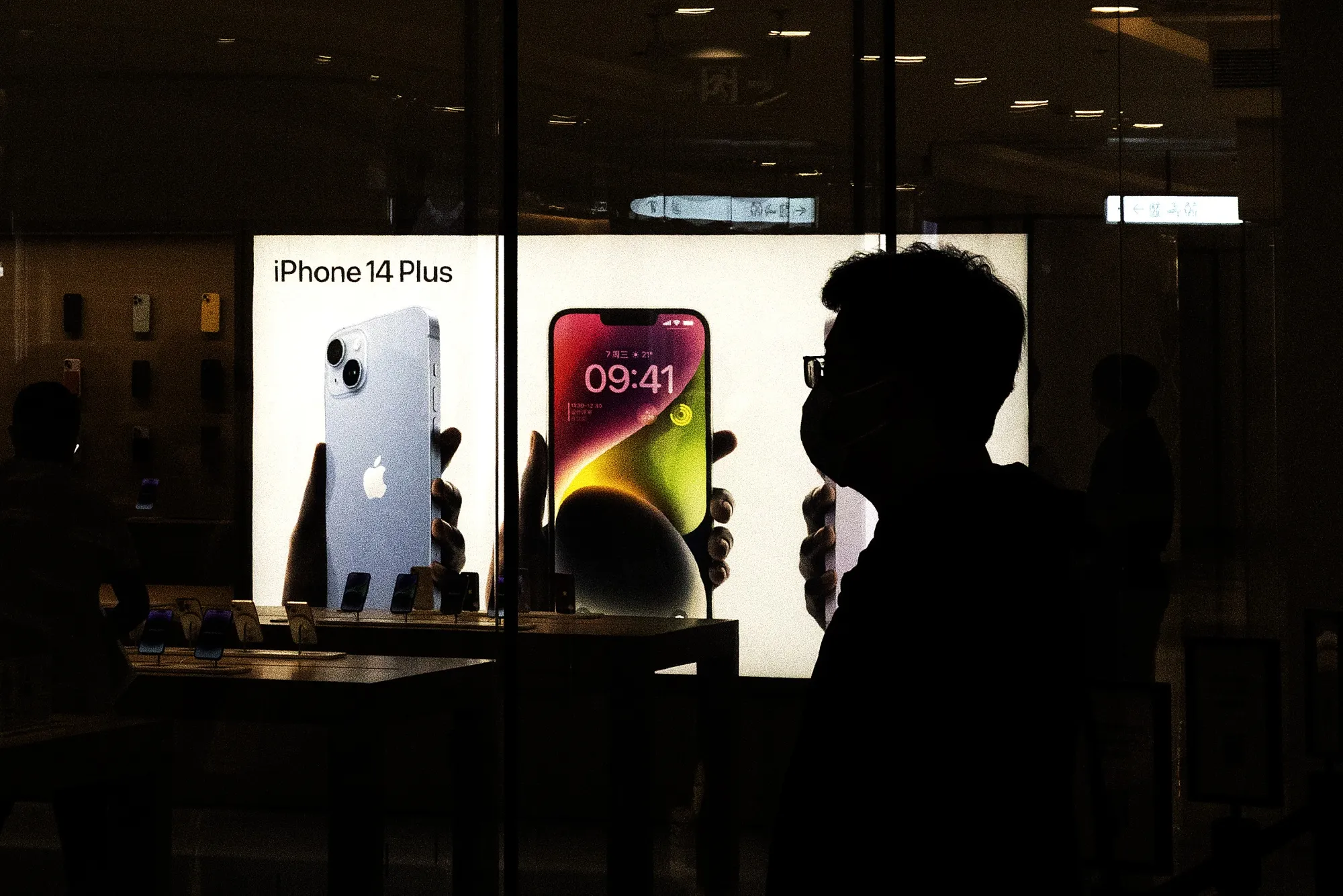 Customers line up for the new iPhone 14 at an Apple Store in Wuhan.