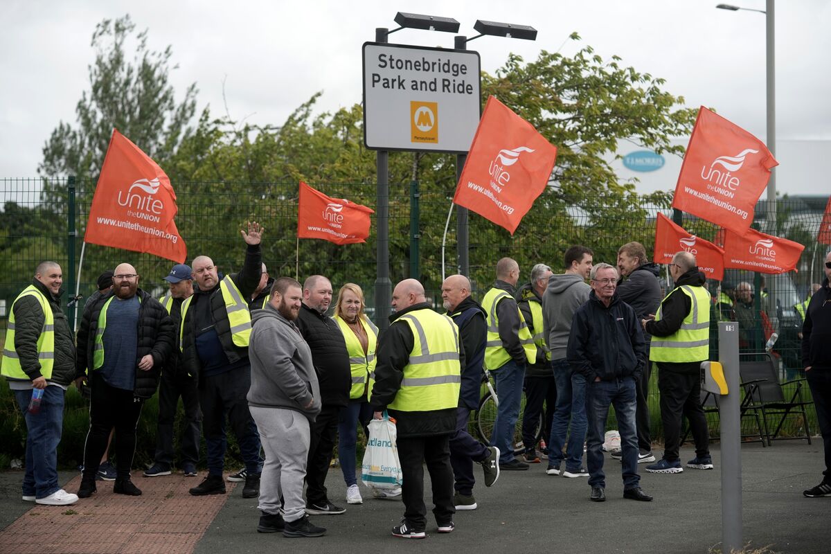 Stagecoach Bus Workers Strikes Suspended After New Pay Offer - Bloomberg