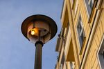 A street lamp near residential apartments in Berlin, Germany, on Thursday, Nov. 27, 2025. Power generated from fossil fuels rose to its highest level in almost nine months in Germany as cold weather and weak wind levels strained supply. Photographer: Krisztian Bocsi/Bloomberg