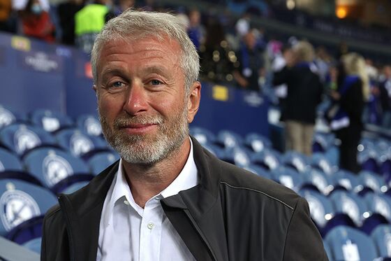 Roman Abramovich Said to Sell London Homes, Approach Buyer for Chelsea
