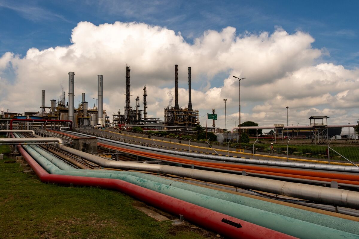 Oil Steadies With Supply Surplus and Russian Sanctions in Focus