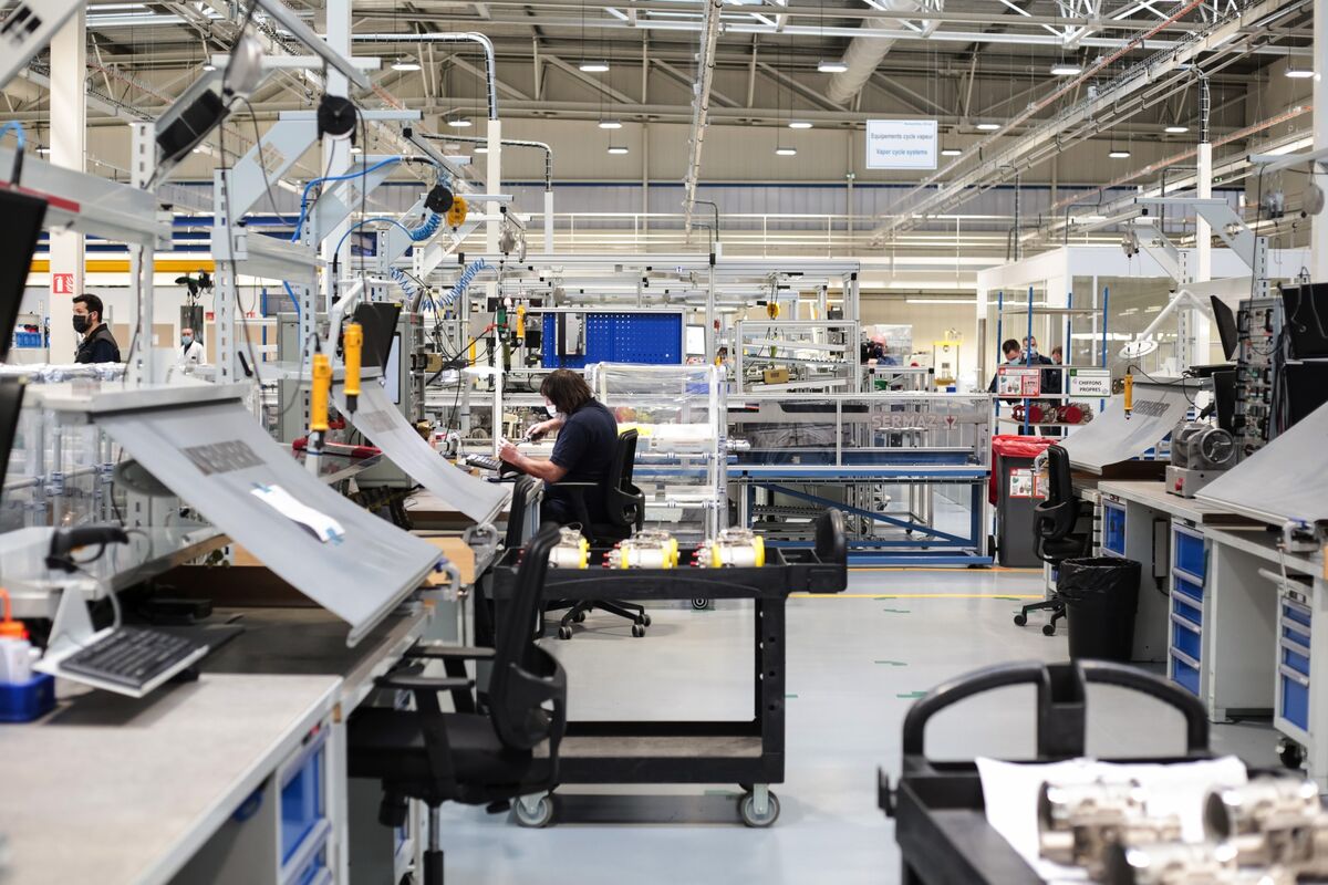 Euro-Zone PMI Falls to 10-Month Low in Stagflation Warning