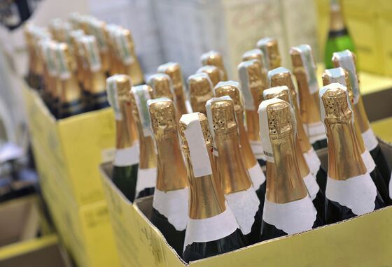 Eight Ways You’re Drinking Champagne Wrong
