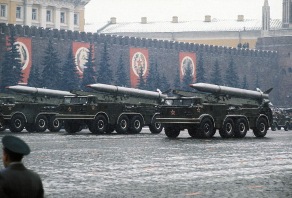 Советские ядерные ракеты. Ракеты на параде. Советская баллистическая ракета ядерная на параде. ЗИЛ 135 на параде.