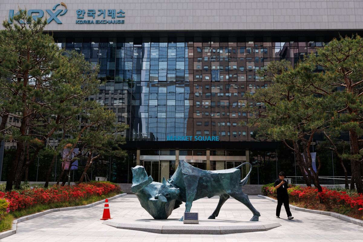 Korea’s Kospi Surges 8% as Iran Deal Hopes Lift Chip Stocks
