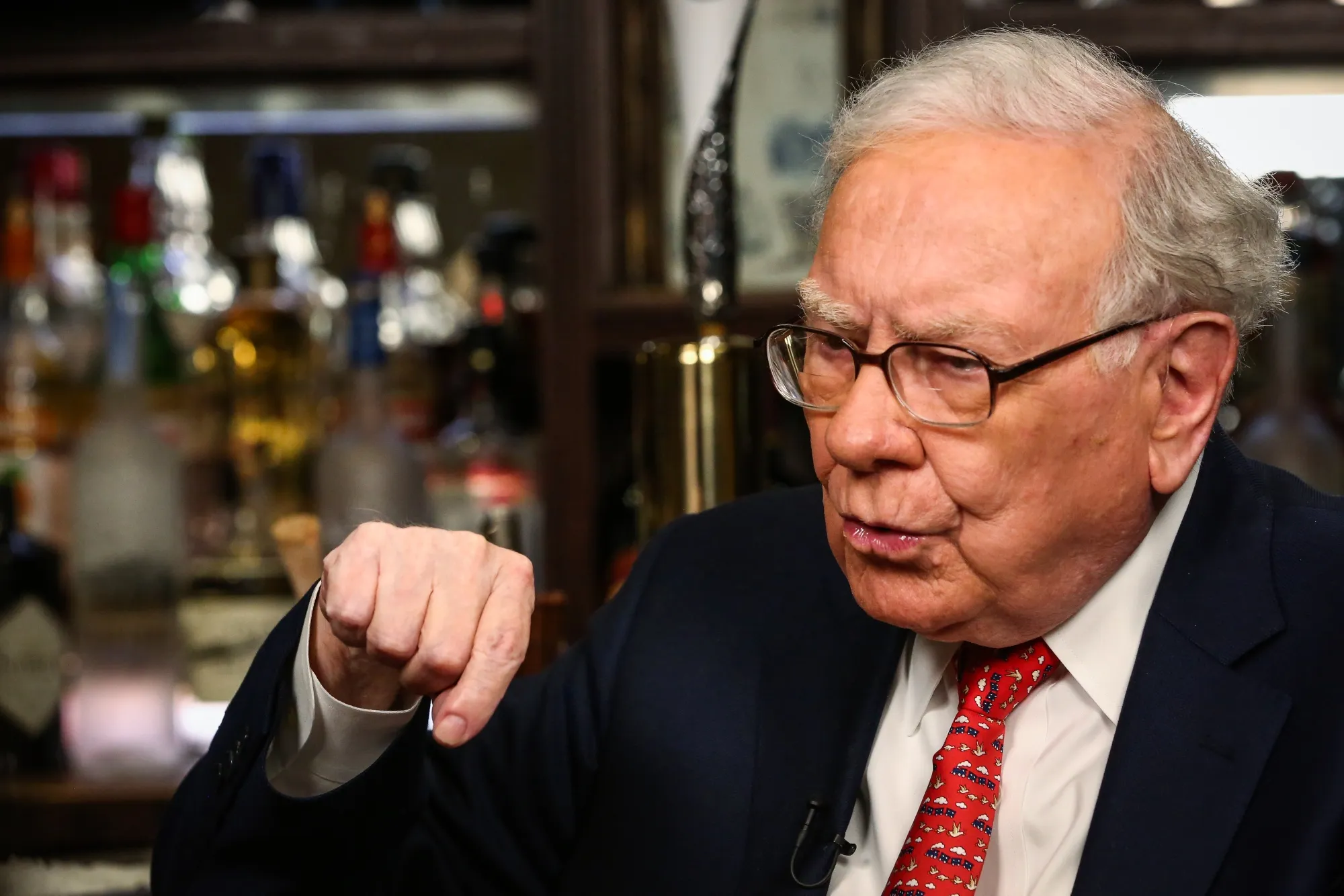 Warren Buffett's $277 Billion Hoard After Selling Apple Is a Warning -  Bloomberg