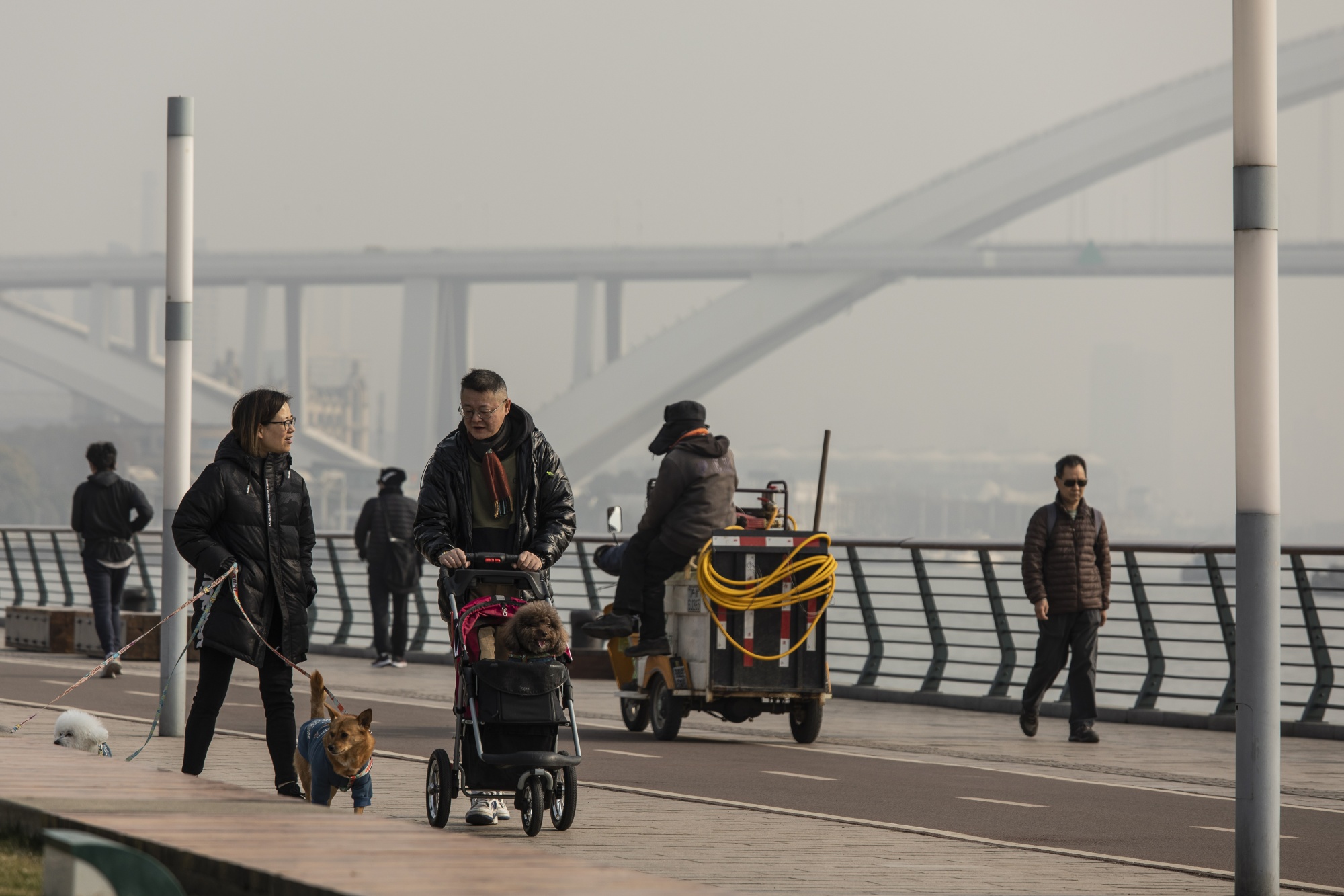 A couple&nbsp;stroll down the riverside boardwalk in Shanghai,&nbsp;on&nbsp;Jan. 16.&nbsp;