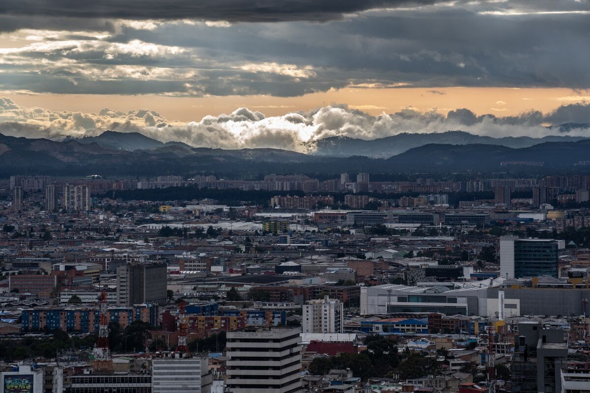 Colombia Outlook Lowered to Negative By Fitch on Fiscal Worries - Bloomberg