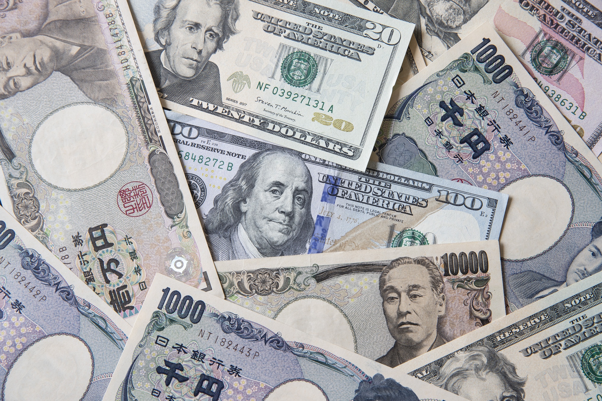 ドル・円は131円台前半、景気後退懸念による米金利低下が重し