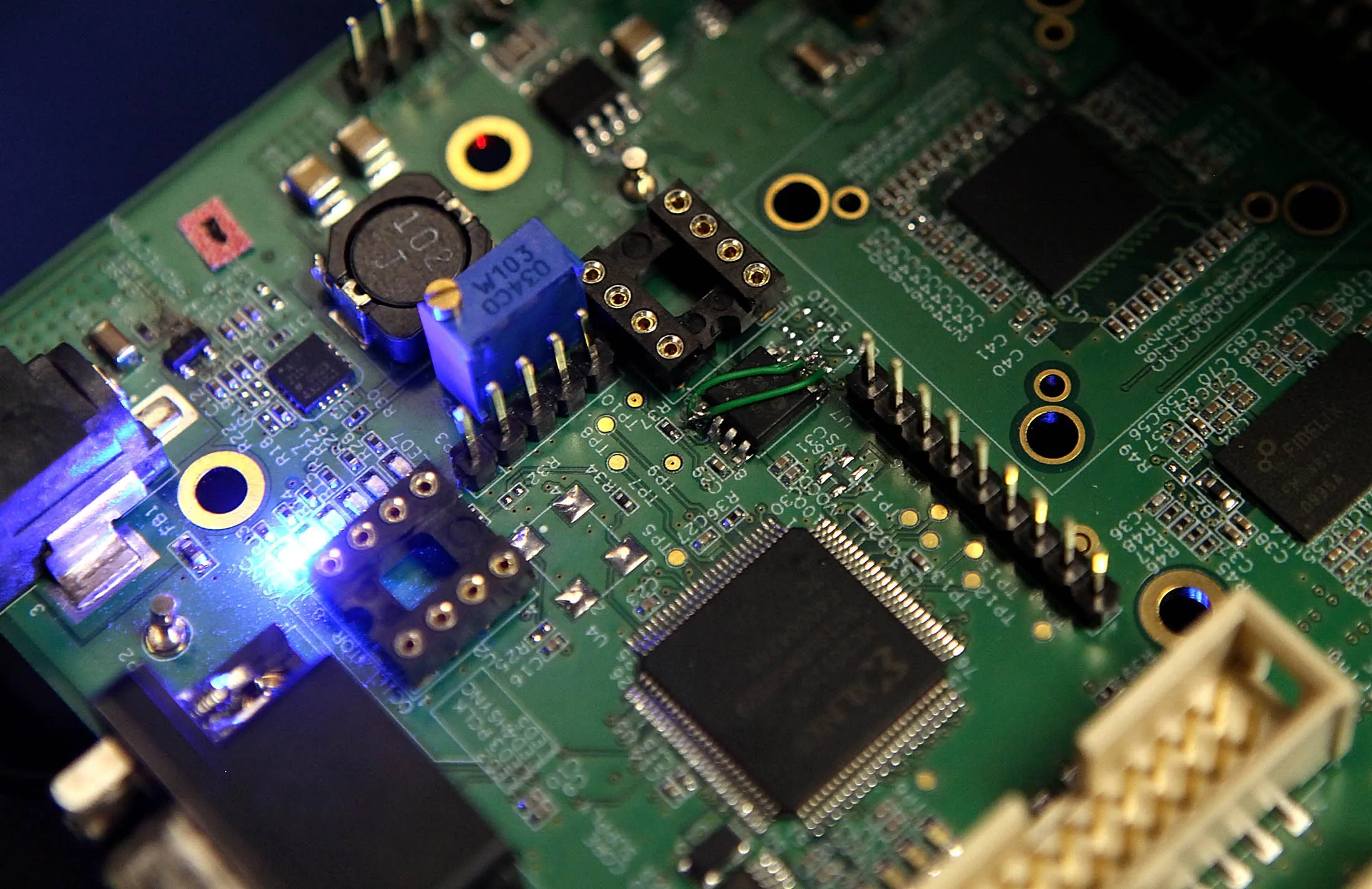 Samsung Highlights Mobile Products Using Its Thin Semiconductors