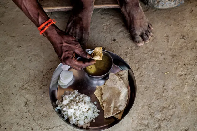 In the afternoon, Ghanshyam's family eats unleavened bread with rice and lentils