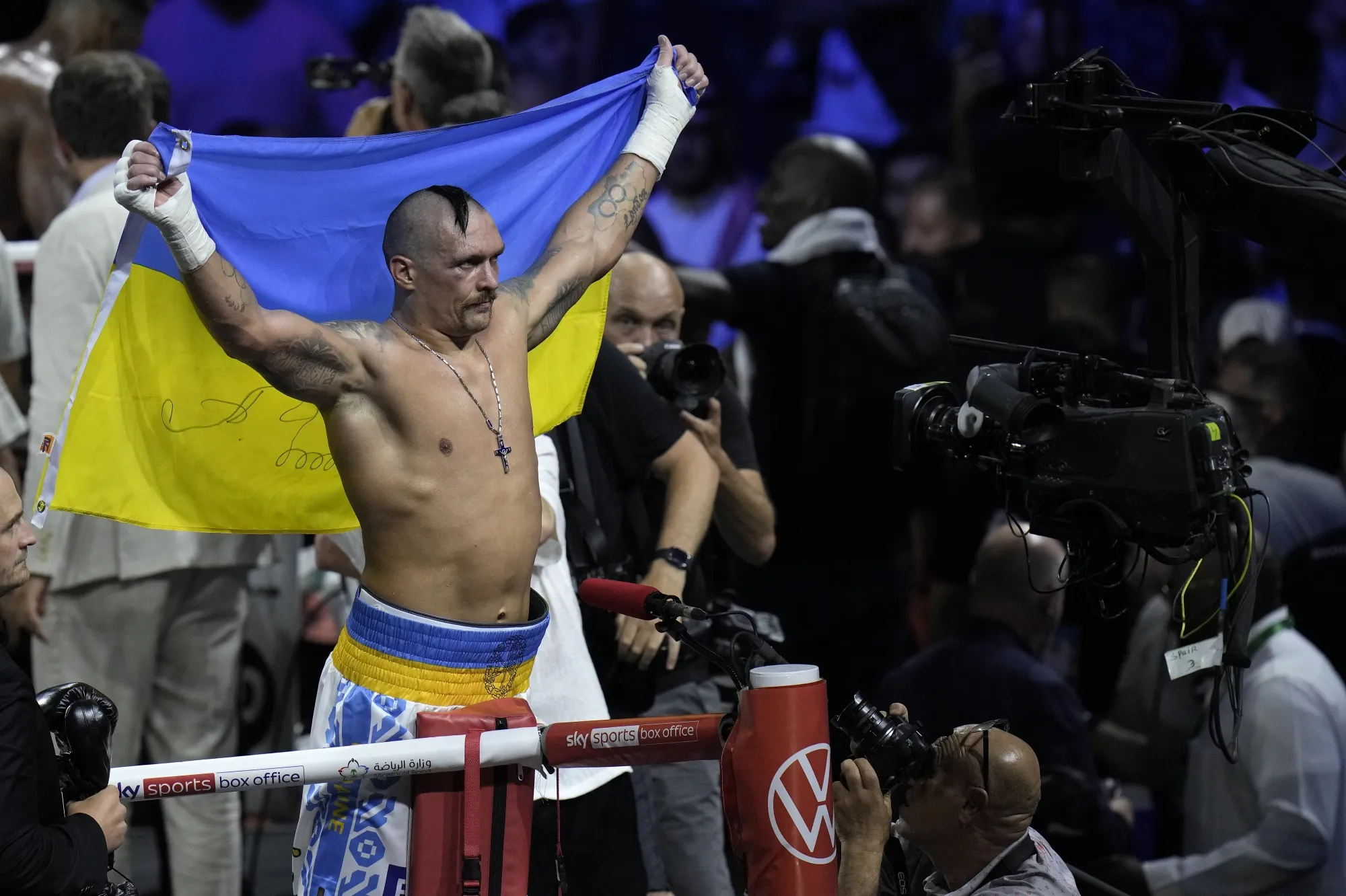 Pride of Ukraine: Usyk Beats Joshua, Keeps Heavyweight Belts - Bloomberg