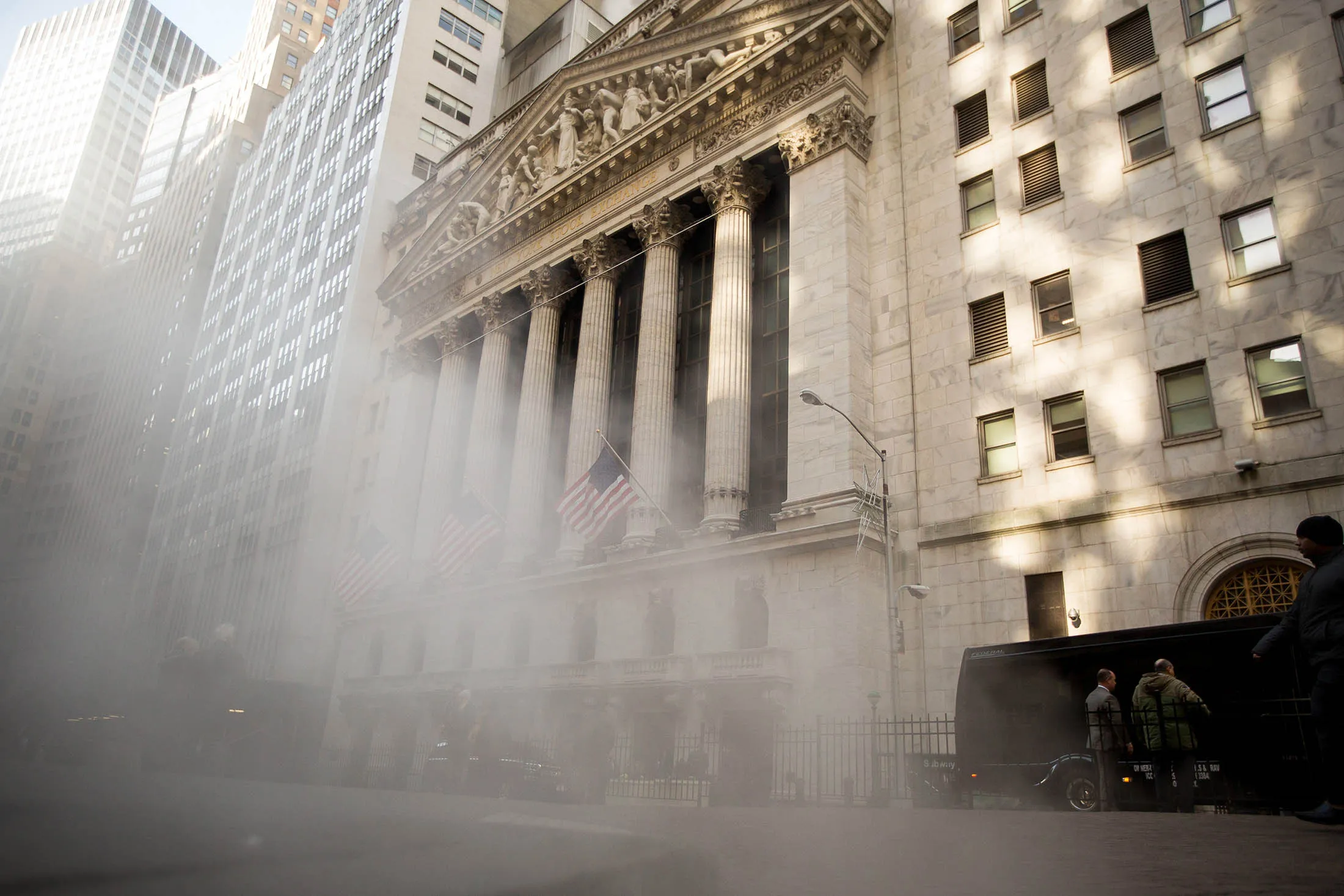 The New York Stock Exchange (NYSE) stands in New York, U.S., on Friday, Jan. 8, 2016. The Standard & Poor's 500 Index fluctuated near a three-month low as energy shares followed a retreat in crude, overshadowing early optimism on China's moves to restore calm to its sinking markets and data that showed U.S. payrolls surged more than expected in December.