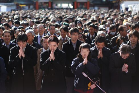 年初のお参りをする日本人社員（神田明神）