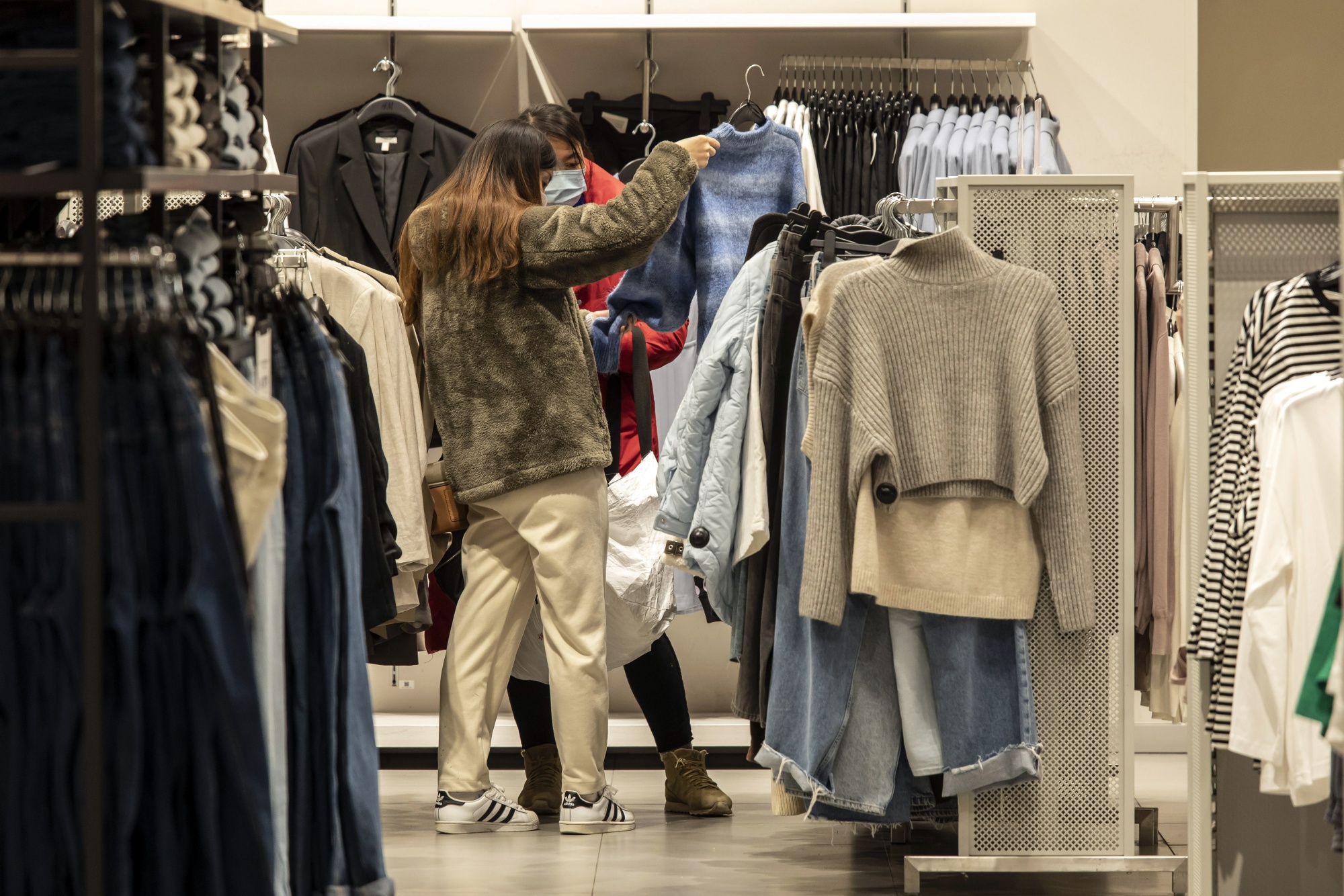H&M Sales Growth Accelerates as Retailer Reduces Markdowns - Bloomberg
