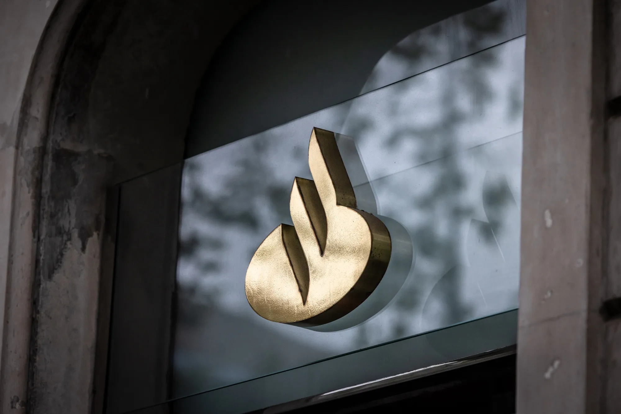 Logo do Banco Santander em agência do banco em Barcelona, em outubro de 2024