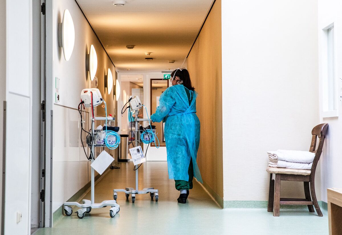 US Health Care Hiring Slowdown Is Warning for Broader Job Market