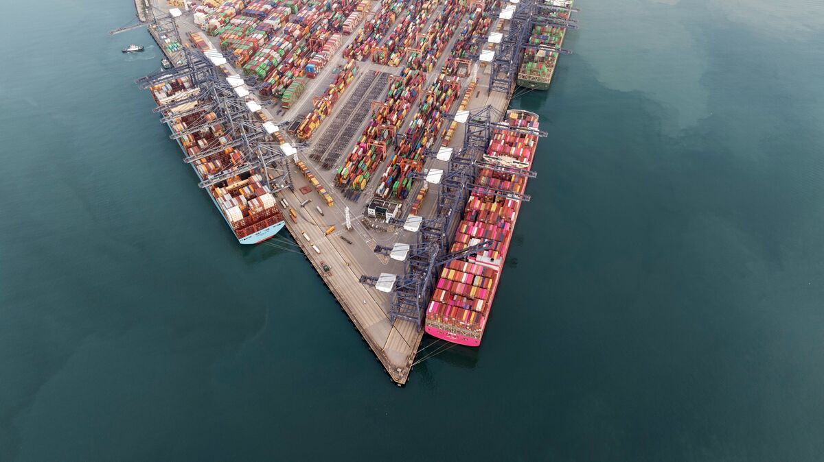 Chinese Exports Surge, Giving Xi Stronger Hand in Trade Fight