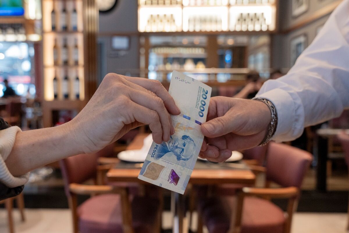 Milei’s Government Sells Dollars as the Peso Resumes Its Slump